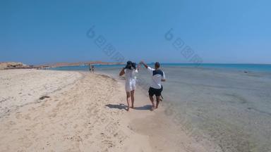 浪漫的夫妇走浅热带<strong>婚</strong>岛天堂海滩赫尔加达埃及